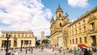 Der Plaza BolÃvar mit der Kathedrale und dem modernen Justizpalast ist zentraler Anlauf- und Treffpunkt Bogotás Der Plaza BolÃvar mit der Kathedrale und dem modernen Justizpalast ist zentraler Anlauf- und Treffpunkt Bogotás