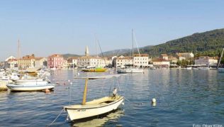 Stari Grad liegt an einer weitläufigen, von grünen Hügeln gesäumten Bucht Stari Grad liegt an einer weitläufigen, von grünen Hügeln gesäumten Bucht