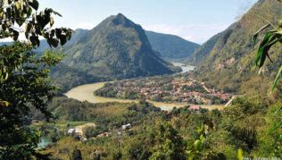 Blick auf das wunderschön an einer Flussschleife gelegene Dorf Nong Kiao Blick auf das wunderschön an einer Flussschleife gelegene Dorf Nong Kiao