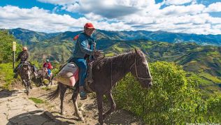 Das Pferd ist im Hochland von Peru immer noch ein unverzichtbares Transportmittel Das Pferd ist im Hochland von Peru immer noch ein unverzichtbares Transportmittel