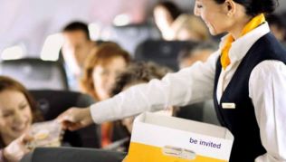 Bordservice und Sitzkomfort auf Urlaubsflügen: Was man von den Airlines auf der Kurz- und Mittelstrecke erwarten kann##Foto: Lufthansa Bordservice und Sitzkomfort auf Urlaubsflügen: Was man von den Airlines auf der Kurz- und Mittelstrecke erwarten kann