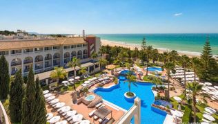 Das Fuerte Conil liegt ein Kilometer vom weißen Dorf Conil entfernt am Strand##Foto: fuertehoteles.com Das Fuerte Conil liegt ein Kilometer vom weißen Dorf Conil entfernt am Strand