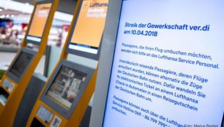 Weil Verdi zum Warnstreik aufgerufen hat, streicht die Lufthansa zahlreiche Flüge. Betroffene Passagiere können ihr Ticket in einen Reisegutschein der Deutschen Bahn umtauschen. Weil Verdi zum Warnstreik aufgerufen hat, streicht die Lufthansa zahlreiche Flüge. Betroffene Passagiere können ihr Ticket in einen Reisegutschein der Deutschen Bahn umtauschen.