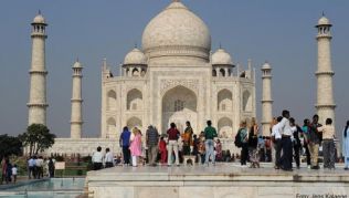 Der Taj Mahal in Agra ist eine der bekanntesten Attraktionen in Indien. Das Grabmal lockt pro Jahr gut sieben Millionen Besucher an Der Taj Mahal in Agra ist eine der bekanntesten Attraktionen in Indien. Das Grabmal lockt pro Jahr gut sieben Millionen Besucher an