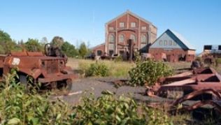 Was aus den Boomtagen übrig blieb: Die Reste der Quincy Mine auf der Keweenaw Peninsula stehen heute unter Denkmalschutz.##Foto: Röwekamp/dpa/tmn Was aus den Boomtagen übrig blieb: Die Reste der Quincy Mine auf der Keweenaw Peninsula stehen heute unter Denkmalschutz