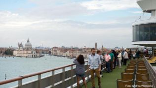 Blick von der Reling auf Venedig: Die wachsende Zahl von Kreuzfahrten trägt dazu bei, dass sich einige Städte inzwischen von Touristen geradezu überrannt vorkommen Blick von der Reling auf Venedig: Die wachsende Zahl von Kreuzfahrten trägt dazu bei, dass sich einige Städte inzwischen von Touristen geradezu überrannt vorkommen