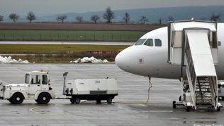 Platzt wegen eines Fremdkörpers auf der Starbahn der Reifen, kann sich die Airline nicht auf außergewöhnliche Umstände berufen Platzt wegen eines Fremdkörpers auf der Starbahn der Reifen, kann sich die Airline nicht auf außergewöhnliche Umstände berufen