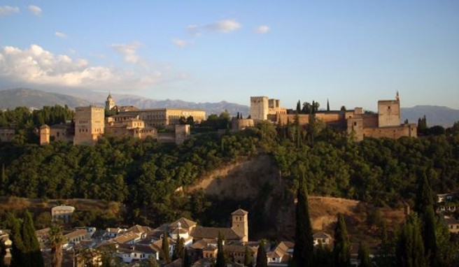 Die Alhambra in Granada ist das meistbesuchte Reiseziel in Andalusien, Spanien