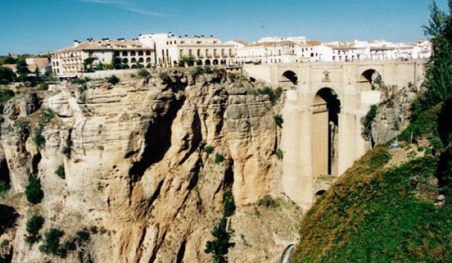 Ronda, die durch eine hundert Meter tiefe Schlucht geteilte Stadt in Andalusien, Spanien