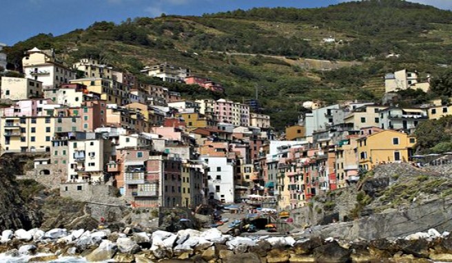 Urlaub in Italien  Cinque Terre / An die Steilküste geklebt