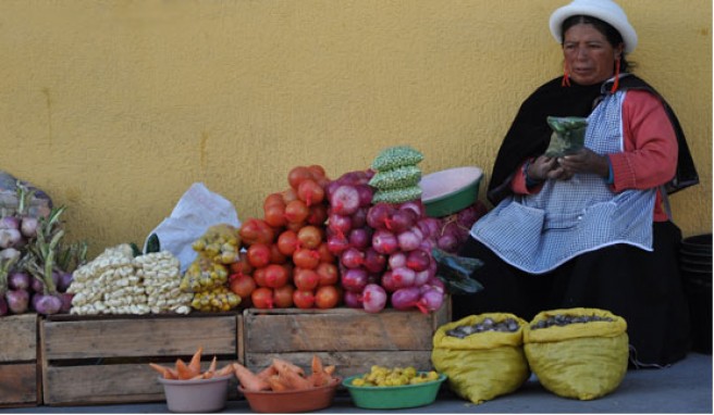 Buntes Markttreiben in den Anden von Ecuador