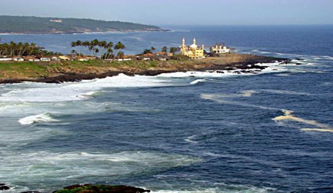 Die Küste bei Kovalam mit der Moschee von Vizhinjan