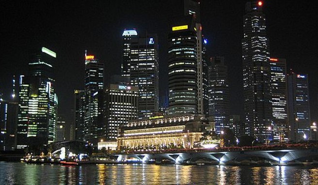 Die imposante nächtliche Skyline von Singapur ##Foto: Flickr.com, echiner1 Die imposante nächtliche Skyline von Singapur