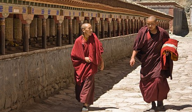 Shaolin-Mönche vor ihrem Kloster in Tibet, China##Foto: REISE & PREISE Shaolin-Mönche vor ihrem Kloster in Tibet, China