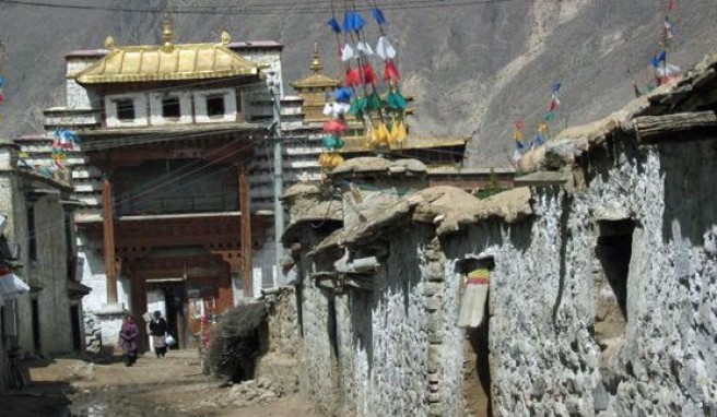 Ein typisches Dorf in Tibet##Foto: REISE & PREISE Ein typisches Dorf in Tibet
