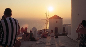 Traumhafte Sonnenuntergänge, sommerliche Temperaturen, hübsche weiße Häuschen: Der Schönheit Griechenlands, wie hier in Santorin, konnte die Krise nichts anhaben.