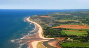 Lange Küstenlinie: An vielen Stellen lädt auf Prince Edward Island feiner Sand zum Baden ein