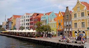 Rot neben Blau neben Grün neben Orange: Die Farben für die Fassaden der Häuser im Hafen von Willemstad bezahlt die Unesco
