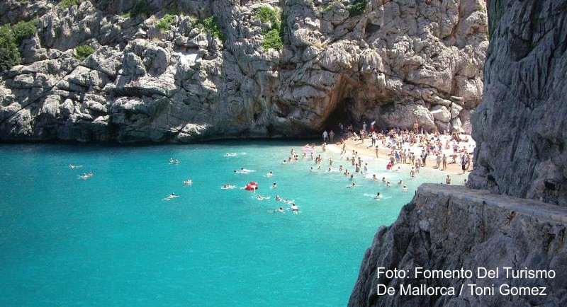 Wer den Canyon Torrent de Pareis auf Mallorca durchwandert, landet an dem wunderschönen Strand Cala de sa Calobra