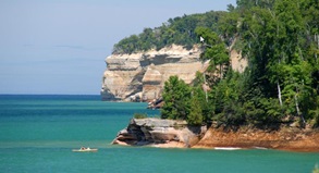 Klippen von 20 Metern Höhe und mehr: Die Pictured Rocks wurden 1966 als erste National Lakeshore der USA unter besonderen Schutz gestellt