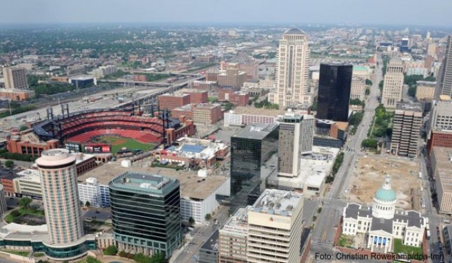 Die größte Stadt im US-Bundesstaat Missouri: Die Aussichtskanzel des Gateway Arch bietet einen guten Blick herunter auf St. Louis.