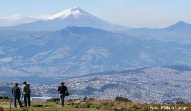 Ausblick auf Vulkane: Wer mit der Teleferiquo hinauf zum Rucu Pichincha gefahren ist, hat einen großartigen Blick auf den Cotopaxi