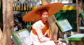 Novizin auf einer Parkbank in Mandalay