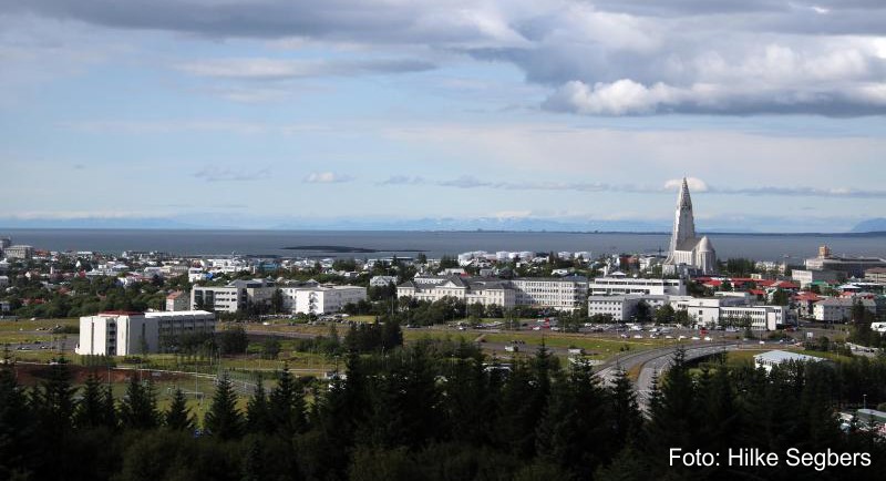 Reykjavík ist überschaubar. Das Stadtbild wird von der Kirche Hallgrímskirkja geprägt