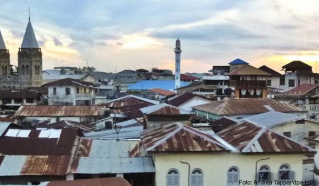 Über den Dächern von Stone Town: Schon die Kolonialherren haben diesen Ausblick mit einem Sundowner genossen