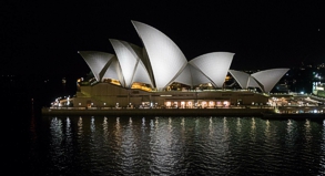 Als Tourist führt einen der erste Weg in Sydney fast automatisch zum Opernhaus