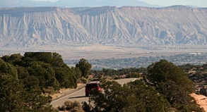 Knapp 40 Kilometer ist der Rim Rock Drive lang. Die Panoramastraße wurde 1950 fertiggestellt und führt am Rand eines Canyons entlang