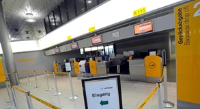 Menschenleerer Abfertigungsschalter der Lufthansa: Die Airline hat aufgrund des Streiks fast alle Flüge gestrichen.