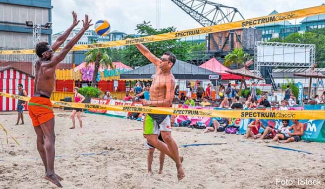 Beach-Volleyball mitten in der Stadt lockt viele Städtereisende##Foto: iStock Beach-Volleyball mitten in der Stadt lockt viele Städtereisende