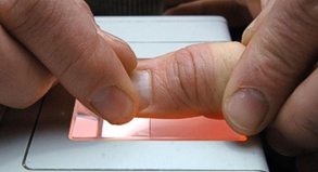 Ein Fingerabdruck-Scann: Seit November 2007 müssen für den Reisepass die Abdrücke beider Zeigefinger abgegeben werden