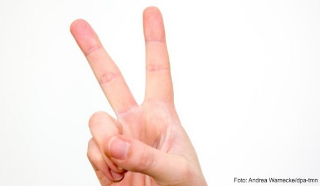 Das V-Zeichen aus Zeige- und Mittelfinger steht in Deutschland für Erfolg oder Frieden - in Großbritannien, Irland, Neuseeland und Australien hingegen gilt es eine Geste für einen Fluch