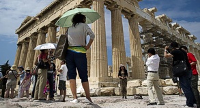 Schuldenkrise hin oder her: Touristen lieben Griechenland. Zu solch einem Urlaub gehört auch ein Besuch des Parthenon-Tempel auf der Akropolis.