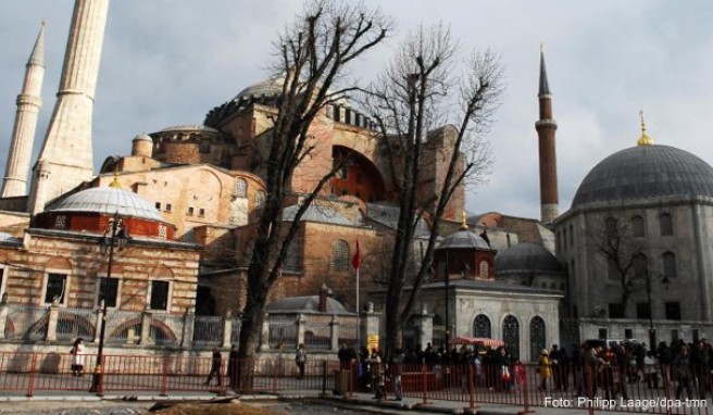 Dunkle Wolken über der Hagia Sophia in Istanbul: Das Auswärtige Amt weist nun auf mögliche Spannungen und Proteste rund um das Referendum hin, von denen auch Deutsche betroffen sein könnten