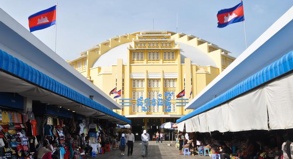Die Markthalle von Phnom Penh hat eine neue Fassade und ein Dach für die vielen Händler bekommen.
