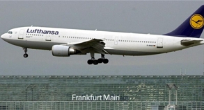 Ein Lufthansa-Airbus am Frankfurter Flughafen: Die Airline fliegt wegen der Atomkrise in Japan zunächst nicht mehr nach Tokio.##Foto: dpa