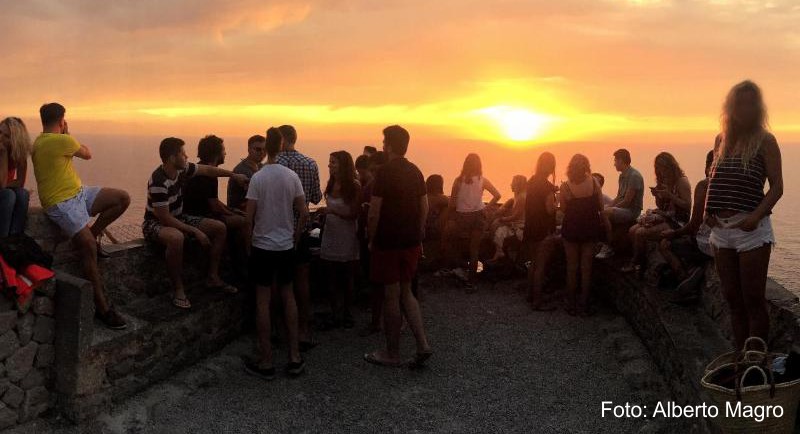 Allein sind Urlauber am Strand von Sa Foradada auf Mallorca nicht, wenn sie den Sonnenuntergang genießen wollen
