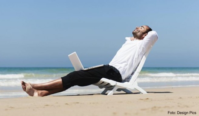 Relaxen am Strand und nebenbei ein bisschen am Laptop arbeiten? Die Realität für viele Geschäftsreisende sieht anders aus – doch manche hängen Urlaub an die Dienstreise dran, sie werden Bleisure Traveller genannt