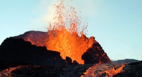Dampfende Krater und Schluchten