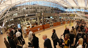 Lange Warteschlange vor der Sicherheitskontrolle im Flughafen: Wer deswegen seinen Flug verpasst, hat keinen Anspruch auf eine Ausgleichszahlung nach EU-Recht