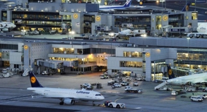 Für eine große Flugverspätung wegen einsetzendem Nachtflugverbots müssen die Fluggesellschaften ihre Passagiere entschädigen
