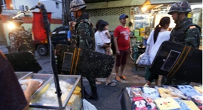 Soldaten patrouillieren in den Straßen von Bangkok: In der thailändischen Hauptstadt gilt die nächtliche Ausgangssperre weiterhin