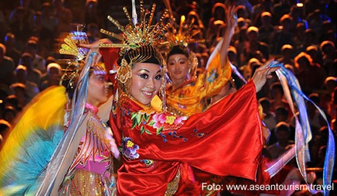 Traditionelle Tänze - wie hier in Singapur - zählen zu den kulturellen Veranstaltungen