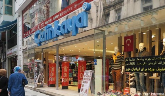 Viele Geschäfte auf der Istiklal caddesi in Istanbuls Szenebezirk Beyoglu werben mit arabischer, persischer und englischer Beschriftung in ihren Schaufenstern. Bis vor ein paar Jahren zog die Istiklal Caddesi, Beyoglus berühmte Einkaufsstraße, europäische Touristen an.