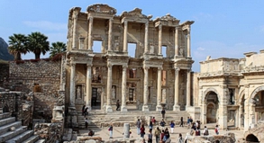 Das antike Ephesos können Türkei-Urlauber auch künftig besuchen: In den Baderegionen an der türkischen Ägäis und der Riviera haben Reiseveranstalter ihr Programm nicht geändert
