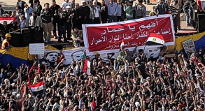 Demonstrierende Oppositionelle in Kairo: Wer einen Urlaub in der ägyptischen Hauptstadt gebucht hat, kann ihn möglicherweise umsonst stornieren.
