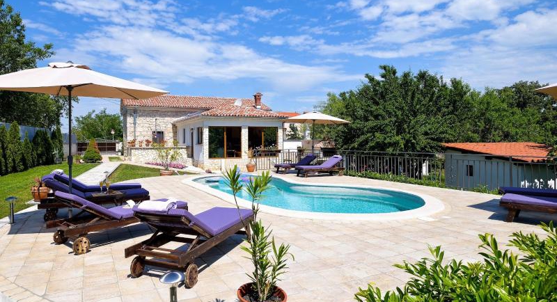 Ferien in warmen Ländern: Gerne darf es eine kleine Landvilla mit Pool sein, wie hier das Belvilla-Ferienhaus in Kroatien